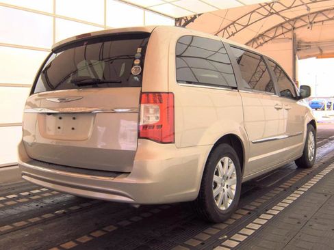 Used 2013 Chrysler Town & Country Touring FWD image 4