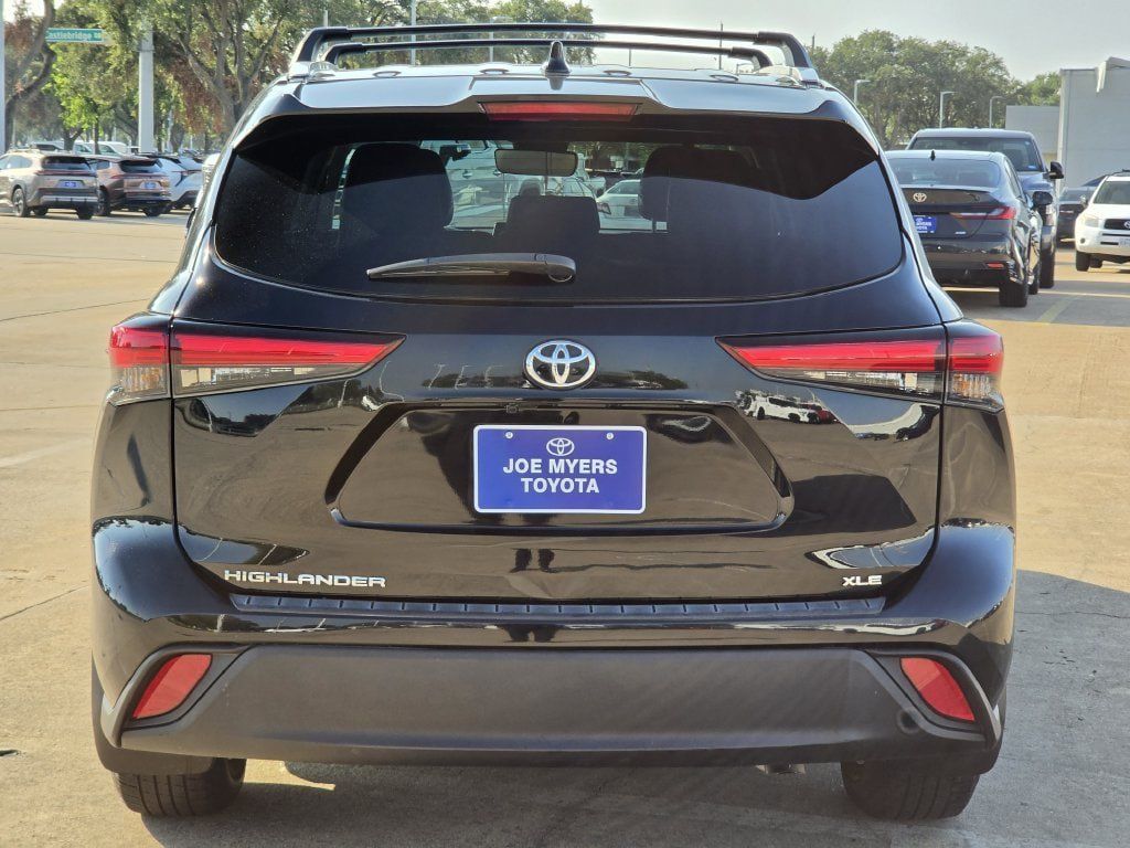 Used 2023 Toyota Highlander XLE FWD image 8