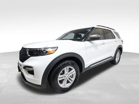 Used 2023 Ford Explorer XLT w/ Equipment Group 202A image 8