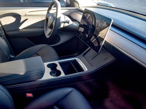 Used 2023 Tesla Model Y Long Range image 3