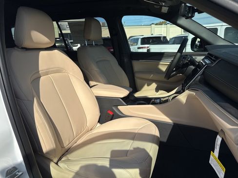 New 2025 Jeep Grand Cherokee L Limited w/ Luxury Tech Group II image 31