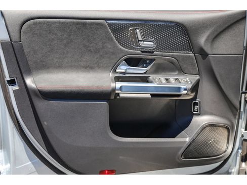 Used 2024 Mercedes-Benz EQB 300 4MATIC image 19