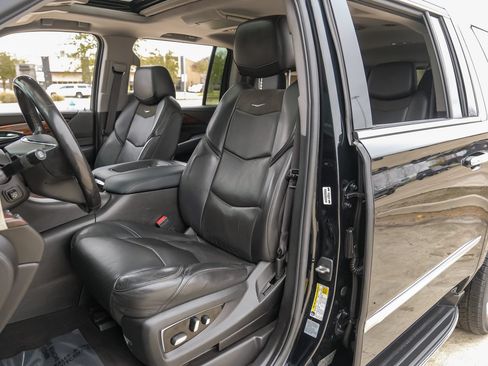 Used 2017 Cadillac Escalade ESV Luxury AWD/4WD image 4