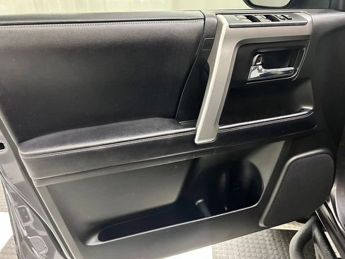 Used 2018 Toyota 4Runner SR5 AWD/4WD image 10