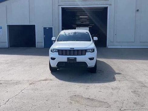 Used 2018 Jeep Grand Cherokee Altitude AWD/4WD image 3