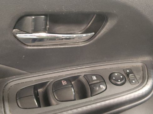 Used 2020 Nissan Versa SV FWD image 27