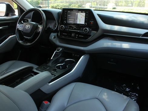 Used 2021 Toyota Highlander XLE AWD/4WD image 26