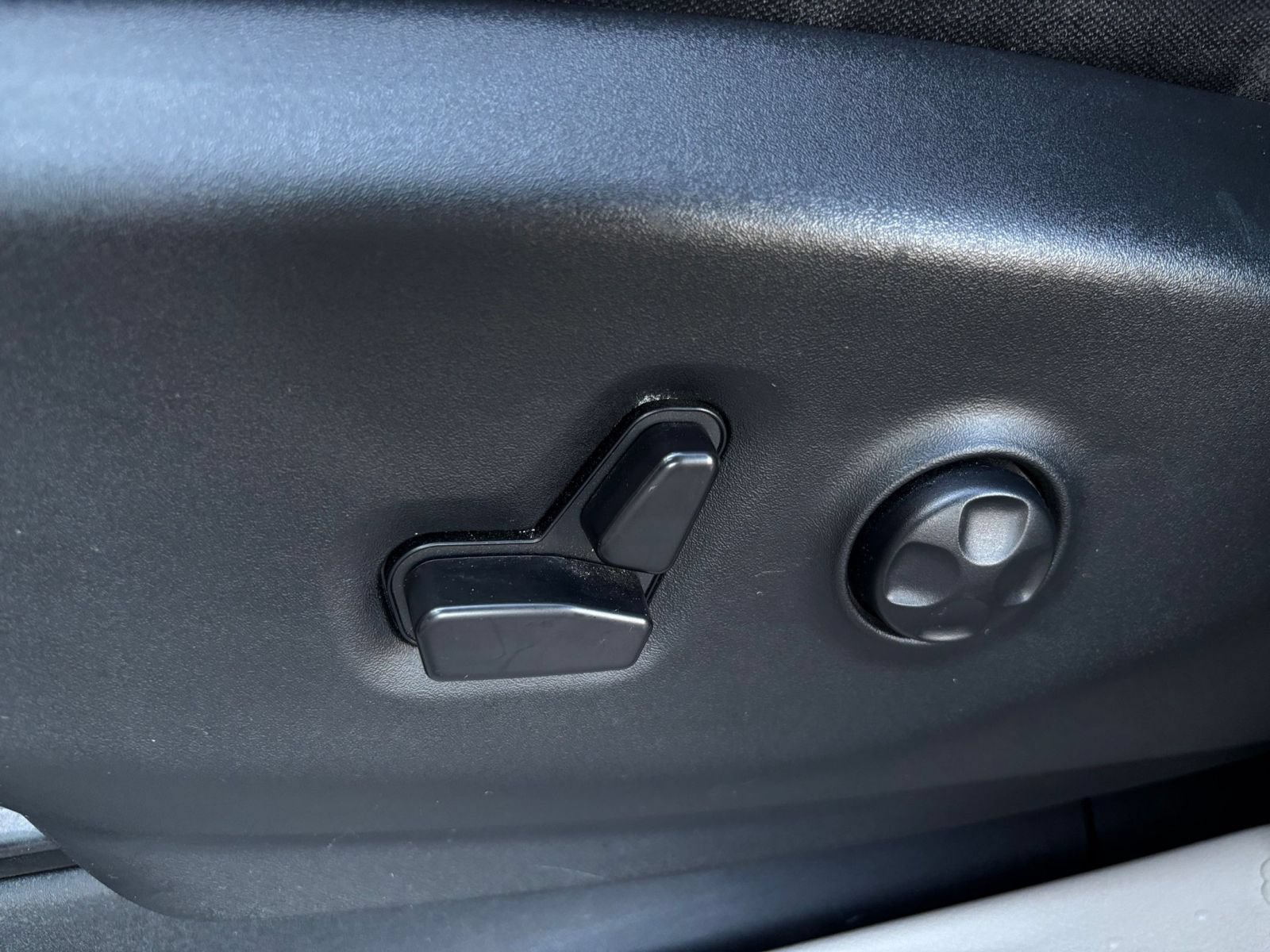 Used 2023 Chrysler Voyager LX FWD image 21