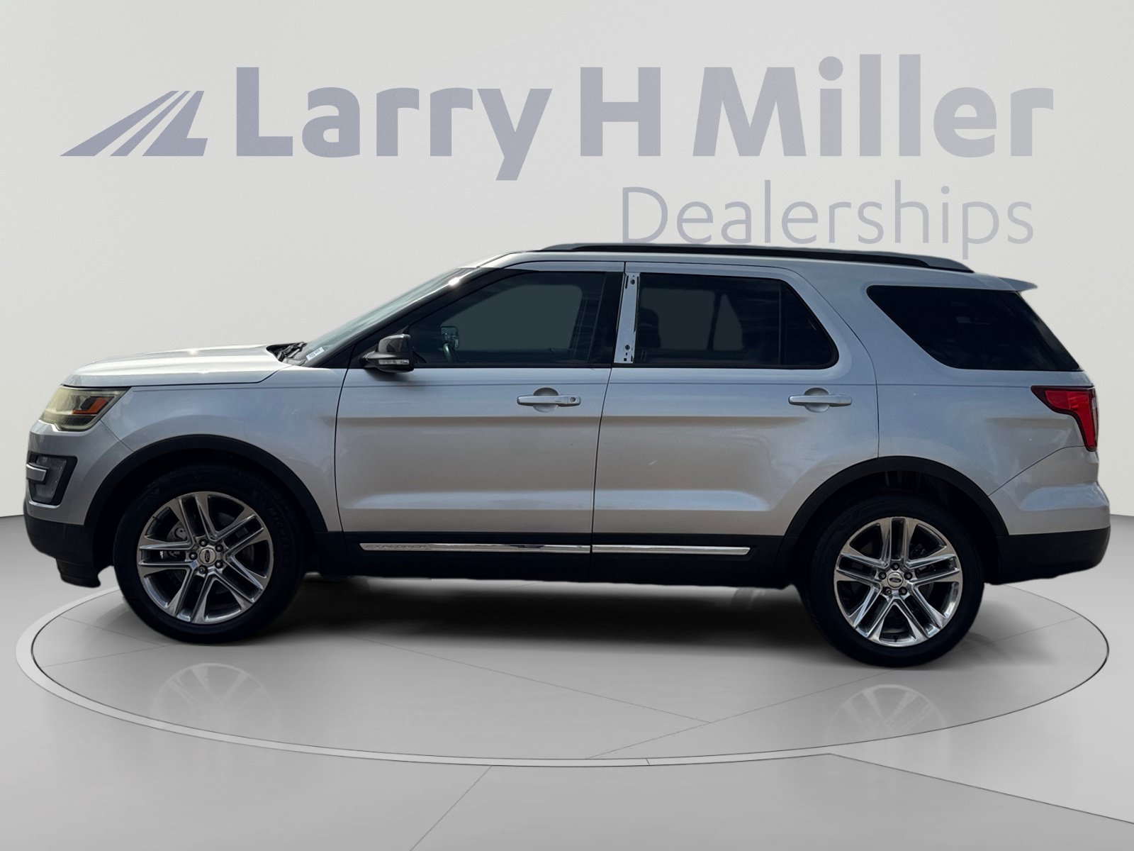 Used 2017 Ford Explorer XLT w/ Equipment Group 202A AWD/4WD image 2