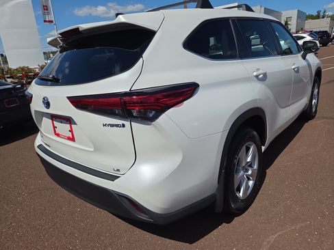 Used 2023 Toyota Highlander LE AWD/4WD image 3