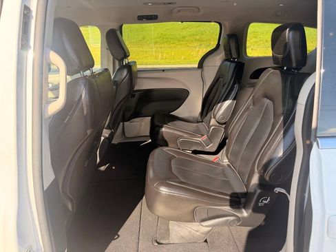 Used 2023 Chrysler Pacifica Touring-L FWD image 33