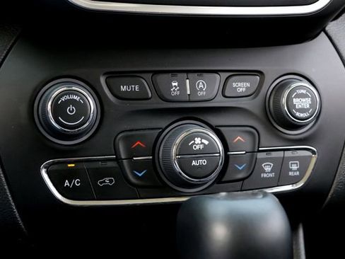 Used 2023 Jeep Cherokee Altitude Lux AWD/4WD image 18