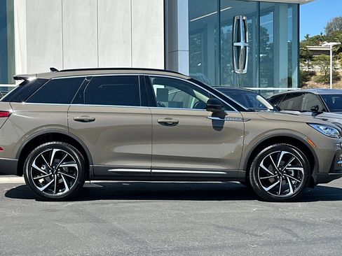 New 2025 Lincoln Corsair Reserve w/ Equipment Group 202A image 2