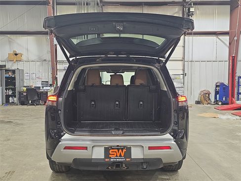Used 2023 Nissan Pathfinder Platinum image 13