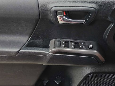 Used 2016 Toyota Tacoma TRD Sport w/ Exterior Package AWD/4WD image 22