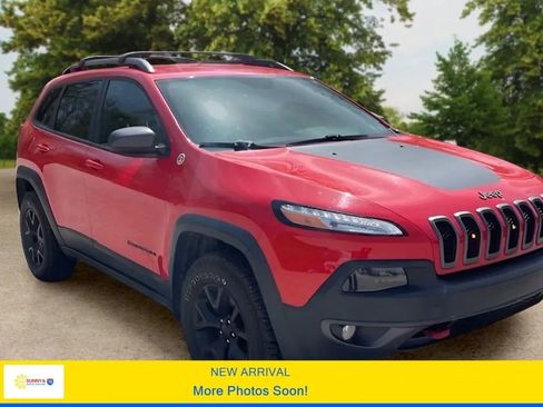 Used 2017 Jeep Cherokee Trailhawk w/ Cold Weather Group AWD/4WD image 1