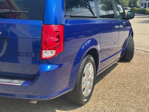 Used 2019 Dodge Grand Caravan SE w/ UConnect Hands-Free Group FWD image 4