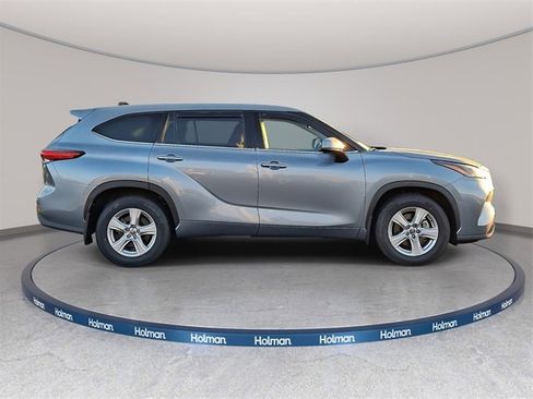Certified 2022 Toyota Highlander LE image 3