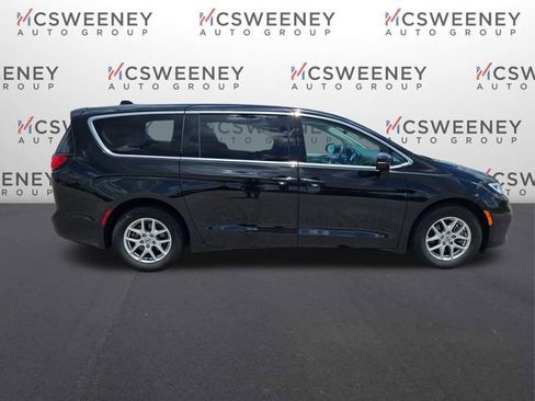Used 2024 Chrysler Pacifica Touring-L FWD image 6