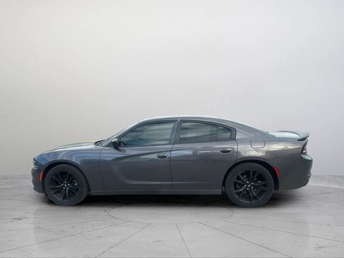 Used 2018 Dodge Charger SXT w/ Blacktop Package RWD image 3