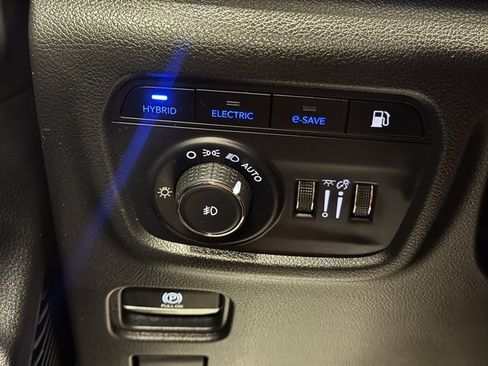 Used 2023 Jeep Grand Cherokee Overland w/ Advanced Protech Group III AWD/4WD image 37