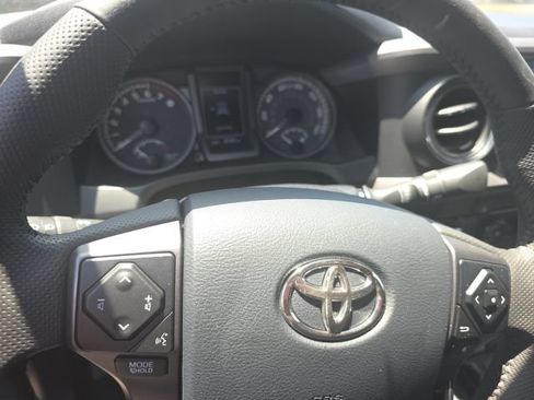 Used 2020 Toyota Tacoma TRD Off-Road w/ Technology Package AWD/4WD image 13