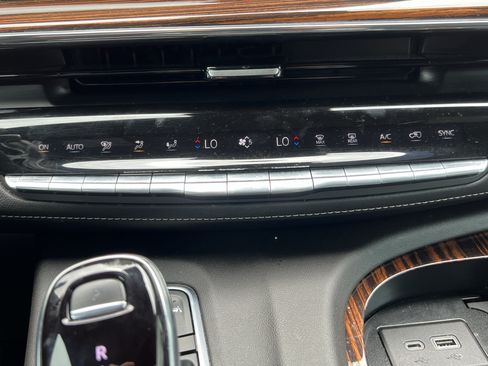 Used 2022 Cadillac Escalade Luxury w/ LPO, Illumination Package AWD/4WD image 30