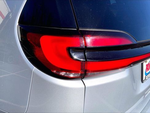 Used 2023 Chrysler Pacifica Touring-L image 27
