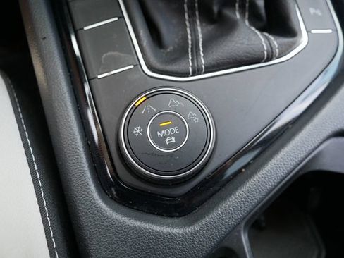 Certified 2025 Volkswagen Taos SE AWD/4WD image 32