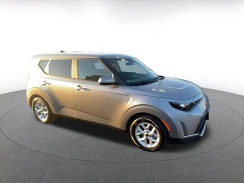 Used 2025 Kia Soul LX w/ LX Technology Package image 2