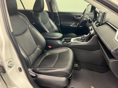 Used 2020 Toyota RAV4 XLE w/ Convenience Package image 12