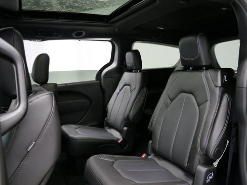New 2026 Chrysler Pacifica Select AWD/4WD image 22