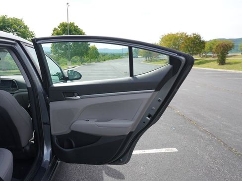 Used 2019 Hyundai Elantra SE FWD image 24