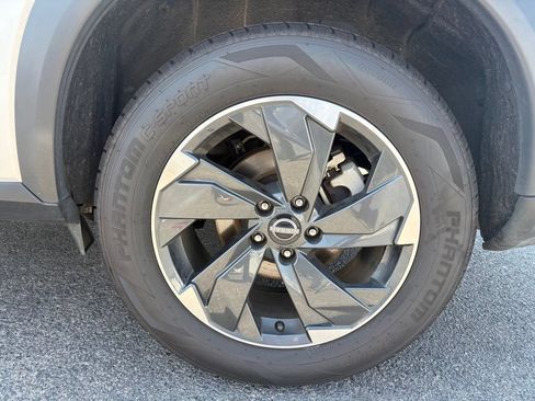 Used 2025 Nissan Rogue SV FWD image 9