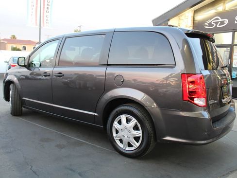 Used 2019 Dodge Grand Caravan SE FWD image 3