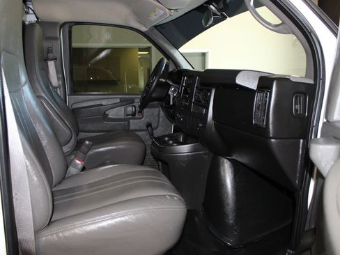 Used 2011 Chevrolet Express 2500 RWD image 18
