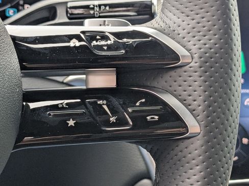 Used 2025 Mercedes-Benz GLC 300 image 20