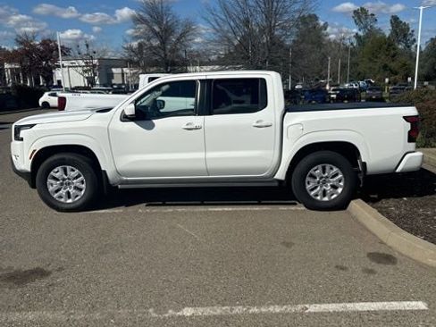 Used 2022 Nissan Frontier SV image 1