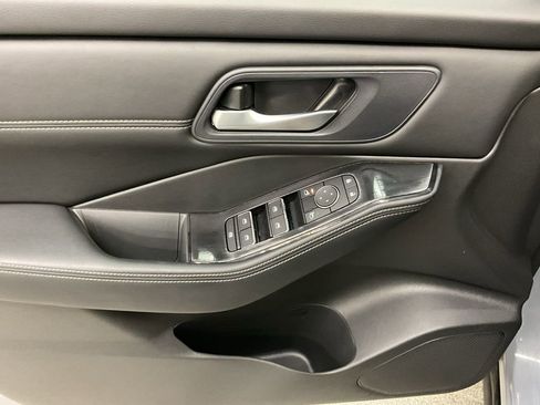 Used 2024 Nissan Rogue SL image 11