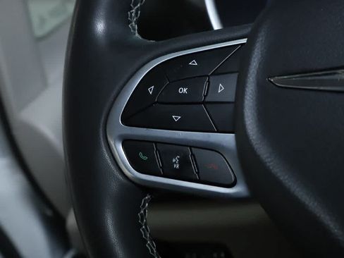 Used 2023 Chrysler Pacifica Touring-L FWD image 22