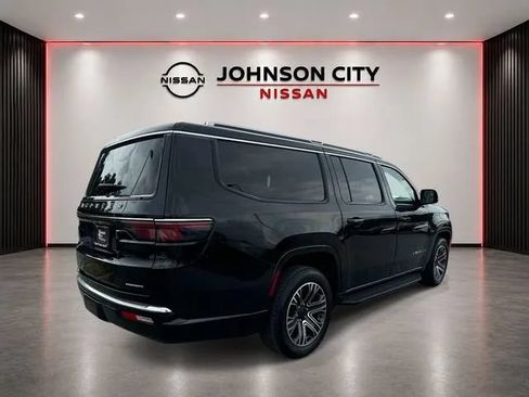 Used 2024 Jeep Wagoneer L Series II w/ Flexible Seating Group AWD/4WD image 5