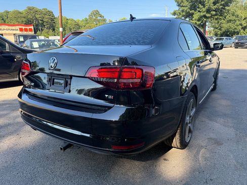 Used 2017 Volkswagen Jetta SE FWD image 4