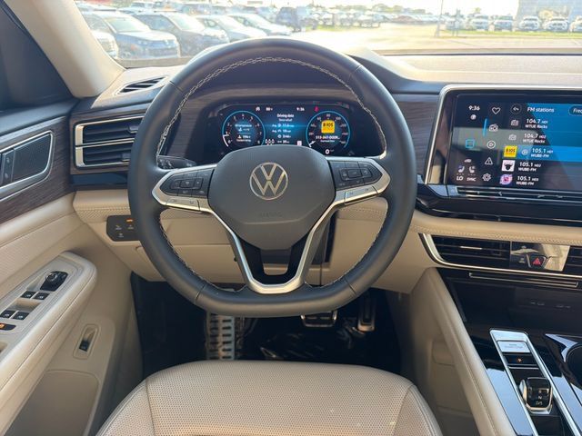 Used 2024 Volkswagen Atlas SEL AWD/4WD image 16