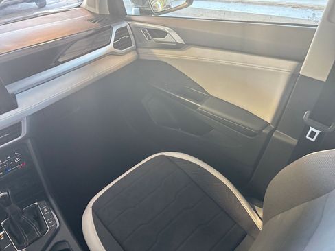 Used 2025 Volkswagen Taos SE image 40