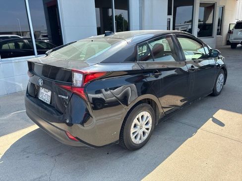 Used 2021 Toyota Prius LE FWD image 4
