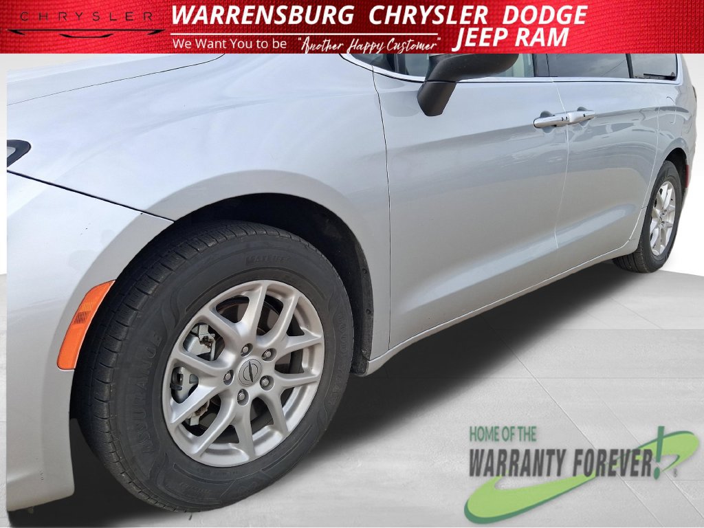 Used 2023 Chrysler Pacifica Touring-L FWD image 34