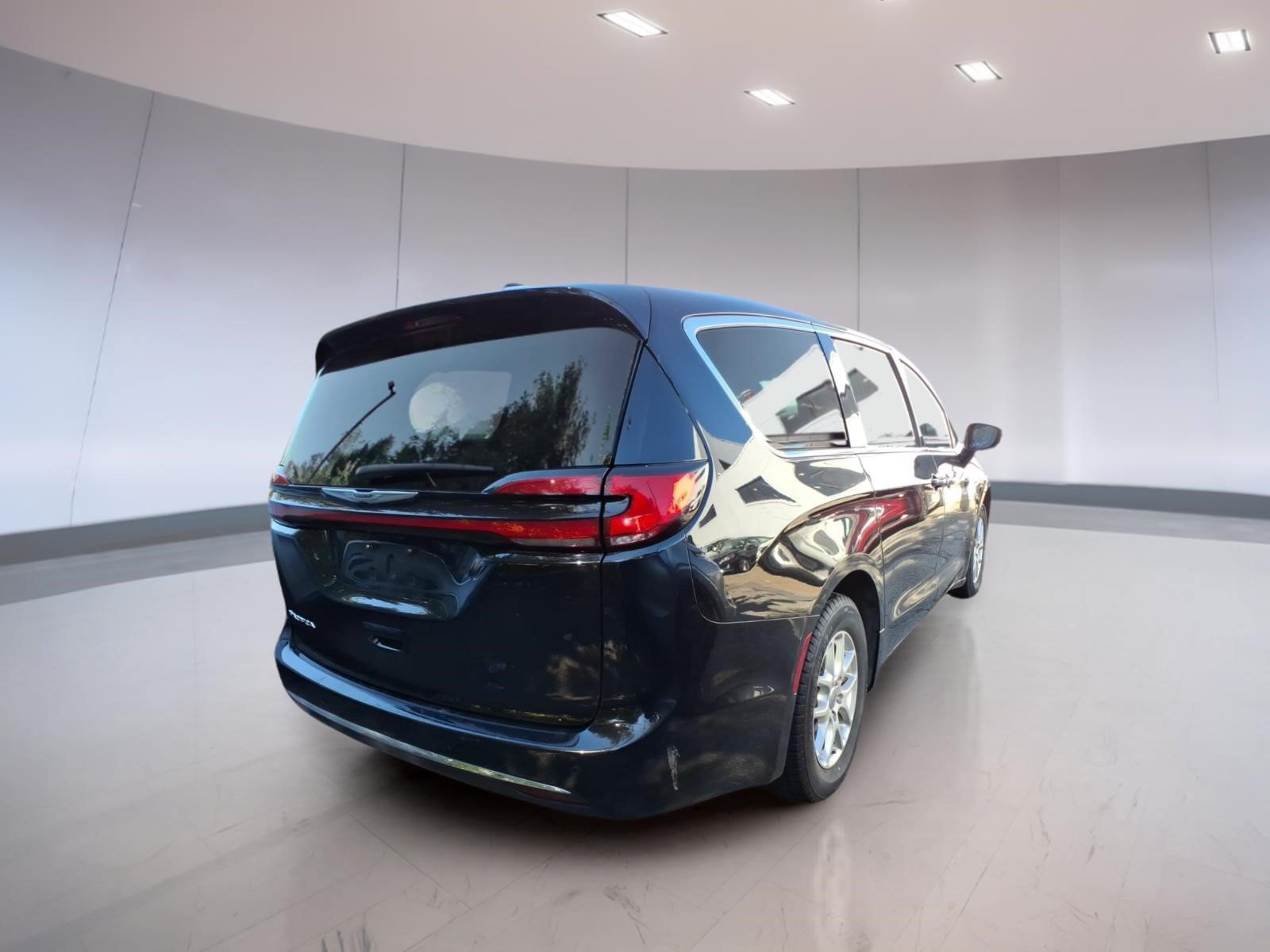 Used 2025 Chrysler Pacifica Select FWD image 4