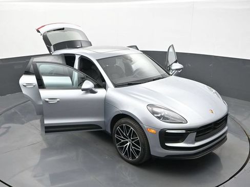 Certified 2025 Porsche Macan AWD/4WD image 31