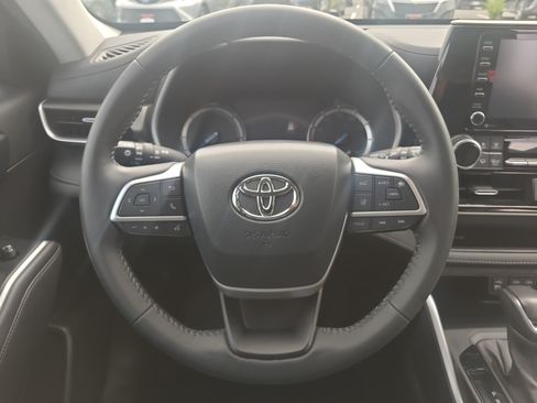 Used 2022 Toyota Highlander XLE AWD/4WD image 22