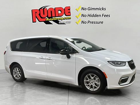 Used 2025 Chrysler Pacifica Select FWD image 8